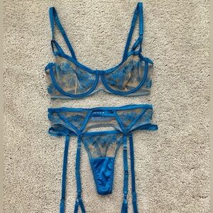 Lounge Elegant Blue Lace Lingerie Set